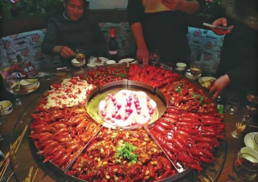 四方商贸城夜宵街的口味虾。 本版图片均由记者 石芳宇 摄