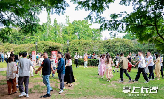 24日,“星荷对对 青春安家”心动一夏长沙青年人才派对活动在浏阳河婚庆文化园浪漫启幕。