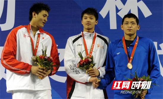 王柯成(右一)站在2012年世界杯短池游泳领奖台上。