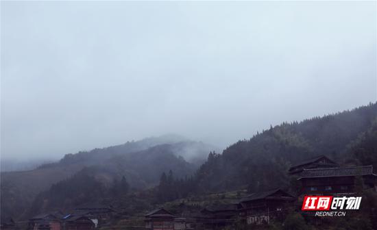 山上雾气缭绕。吴三东 摄
