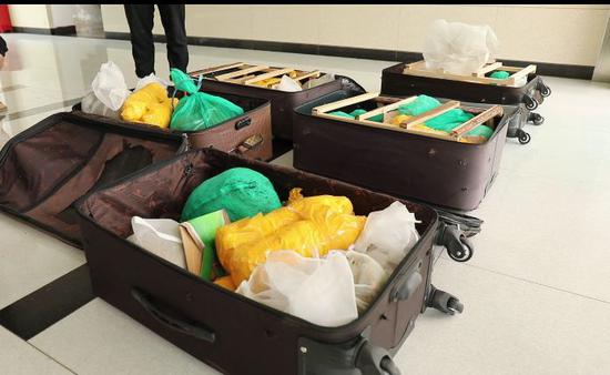 永州一长途客车内藏19只活穿山甲被查