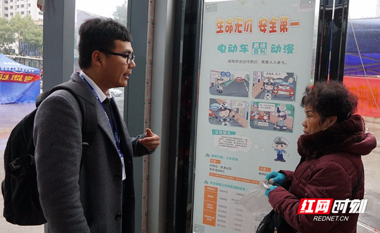 工作人员向市民解答释惑。