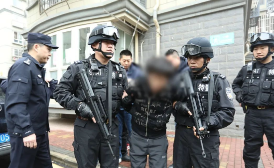图为抓捕犯罪嫌疑人谢某现场