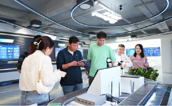 大V们在参观参观拓维信息展厅