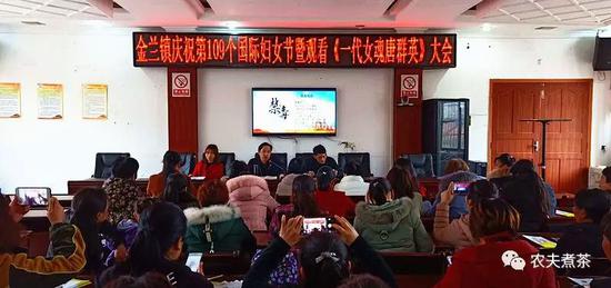图:巾帼佳人们合影留念