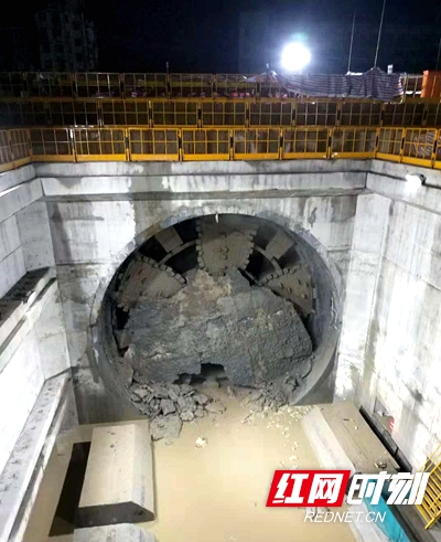 “沅安”号盾构机刀盘破土而出。