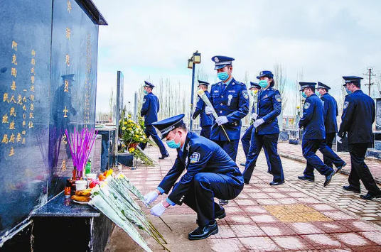 4月3日,新疆维吾尔自治区克孜勒苏柯尔克孜自治州边境管理支队民警在疏勒县烈士陵园向牺牲在反恐维稳战场上的烈士敬献鲜花。孙树伟 摄
