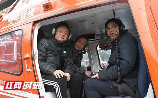 衡阳市领导体验直升机巡航。