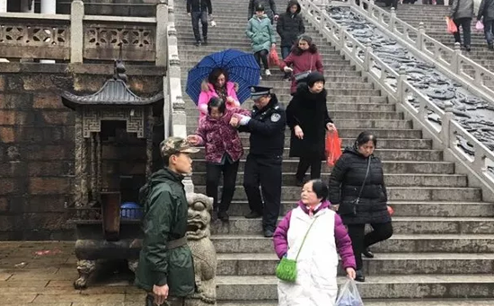 搀扶年迈老人
