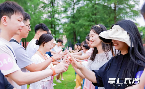 青年们在欢声笑语中再度拉近了彼此的距离。均为长沙晚报全媒体记者 刘攀 摄