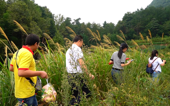 2019湖南口味王集团“我要上大学”公益助学行动走访小组前往姜明的家