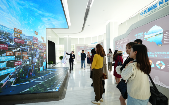 大V们在参观中建智慧谷