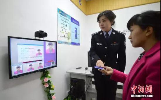 在邯郸市苏曹派出所，一市民体验“身份证自助满意拍系统”。中新社发 郝群英 图