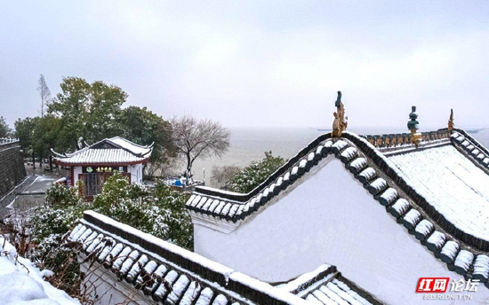 气蒸云梦泽,波撼岳阳城。(供图:@钱江潮)