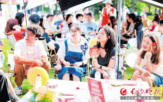 24日，“星荷对对 青春安家”心动一夏长沙青年人才派对活动在浏阳河婚庆文化园浪漫启幕。长沙晚报全媒体记者 刘攀 摄