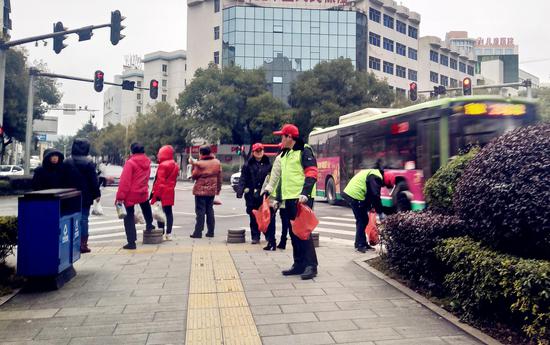 图中最前面的男子就是雷先生