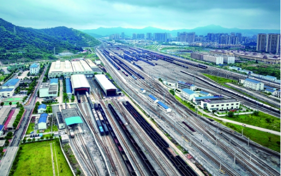 怀化国际陆港内，多趟货运列车完成编组有序驶出，场面气势恢宏。童迪&nbsp;摄&nbsp;