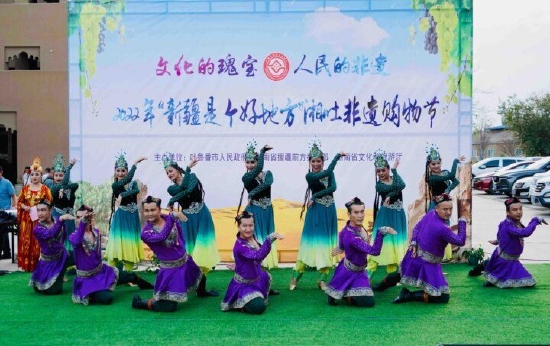 活动现场的文艺演出 高慧 摄