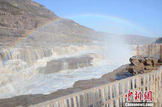 资料图:小雪时节,黄河壶口瀑布出现冰挂,天空中伴有一道彩虹。 张建良 摄
