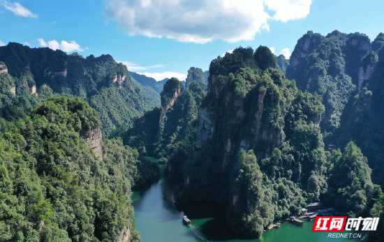 “水上张家界”宝峰湖碧水清流，峰林映照，游船穿梭其间的美景，让人赏心悦目。吴勇兵/摄