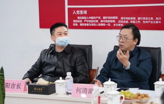 谷医堂董事长兼总裁阳吉长(左)湖南医药学院校长何清湖(右)
