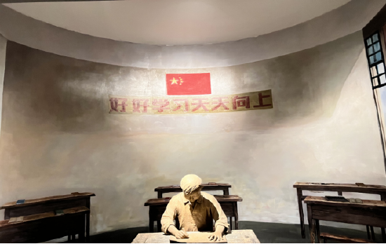 图为雷锋纪念馆一角。