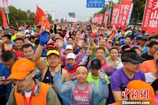 2019湖南衡阳首届国际马拉松吸引了1.5万名选手参赛。 罗盟 摄