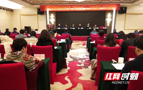 12月27日上午,由衡阳市房地产业协会主办的2017年度“诚信企业”和“诚信楼盘”(以下简称“双诚”)评选表彰大会举行。