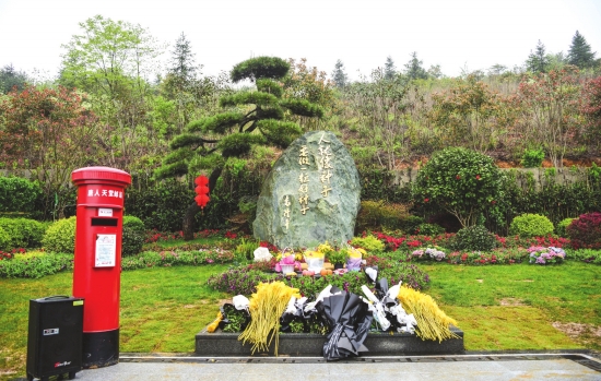 4月1日,长沙县唐人万寿园,袁隆平院士的墓前堆满了市民敬献的鲜花和稻穗。