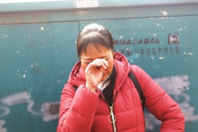 12月6日,湖南电子科技职业学院,王秋花说起自己儿子姚某十分悲痛。 图/记者华剑