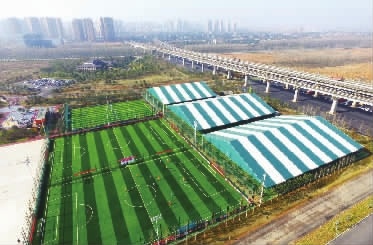 2017年12月17日上午,长沙市月亮岛景区,一场8人赛制的足球友谊赛在新建成的露天足球场举行。当天,作为月亮岛文旅新城首个运营项目——月亮岛足球文化园正式启动试运营。记者 田超 摄