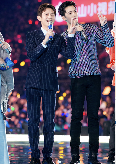 张艺兴TFBOYS胡一天霸占热搜 湖南卫视跨年