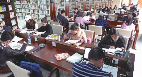12月6日,长沙图书馆,考生在借阅室认真备考。进入12月份,公务员、研究生等考试项目即将陆续开考,众多考生选择在图书馆内进行最后的复习冲刺。 傅聪 摄