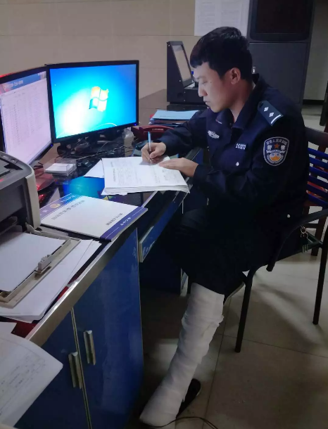 打着石膏值班的黄伟杰