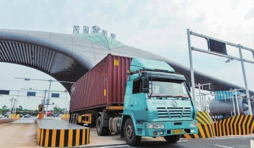 根据省商务厅计划,我省力争到2020年建设以金霞保税物流中心、黄花综保区等为主要载体的跨境电商百亿美元级项目,构建中西部跨境电商产业集聚中心。(资料图片)