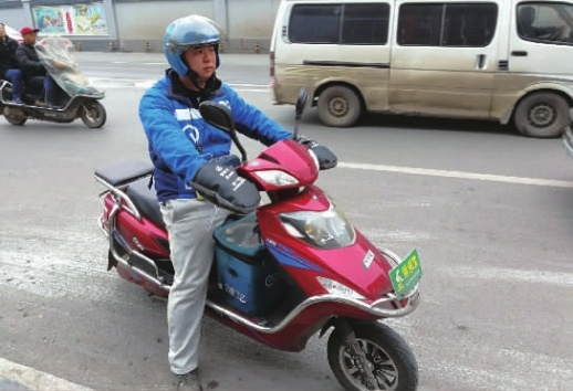 1月2日，长沙市马王堆路，蒋林正在送外卖。 记者 潘显璇 摄