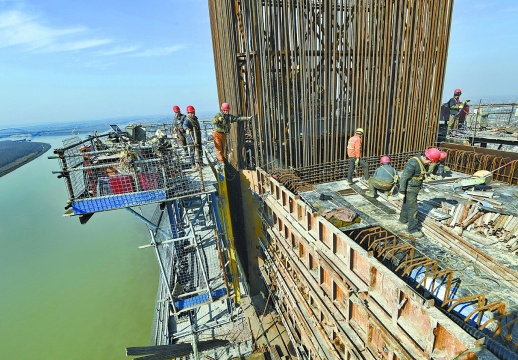 2月5日,沅江市草尾镇南益高速南洞庭大桥建设工地,工人在大桥主塔顶端紧张作业。 湖南日报记者 童迪 摄