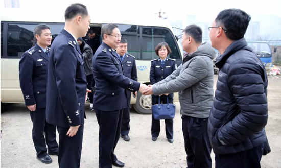 赵剑与张绍武亲切握手