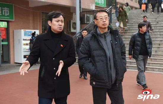 调研组实地察看运动场地
