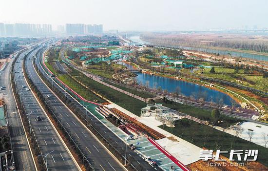 去年底,潇湘北路三汊矶大桥至月亮岛路段建成通车。今年,潇湘路还将向南北两个方向延伸,待项目完工后,潇湘路将成为湖南湘江新区最重要的贯穿南北的城市主干道。长沙晚报记者 邹麟 摄