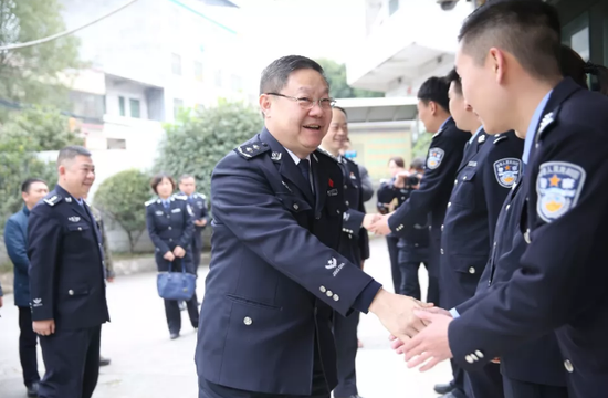 赵剑亲切慰问湘阴渡中心派出所民警、协辅警
