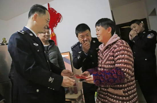 张军为张绍武的母亲送上春节慰问
