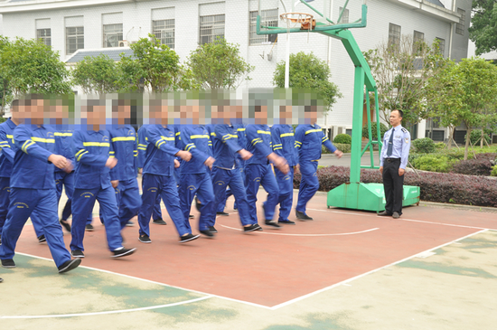 戒毒学员在进行队列训练