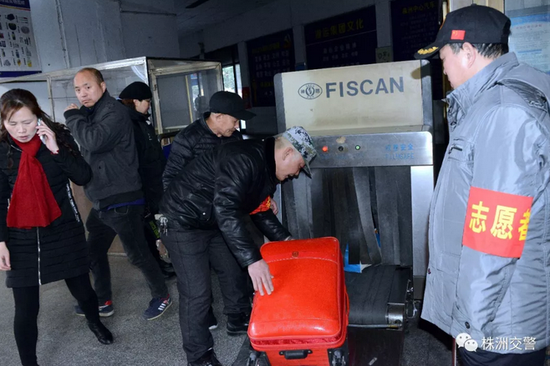 志愿者帮助旅客搬运行李