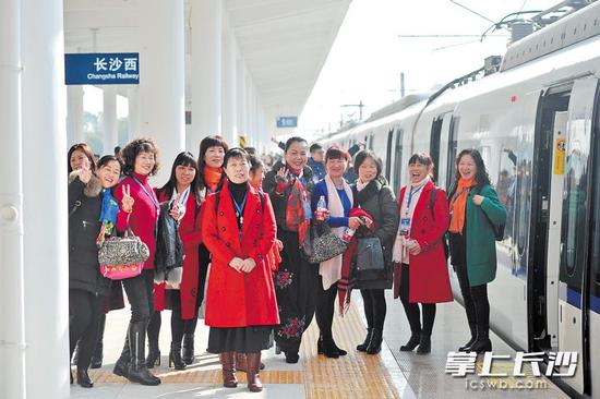 去年底长株潭城际铁路的全线开通,使长沙河西的市民感受到了在家门口坐城铁出行的便利。 长沙晚报记者 王志伟 余劭劼 摄影报道