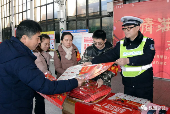 发放宣传资料