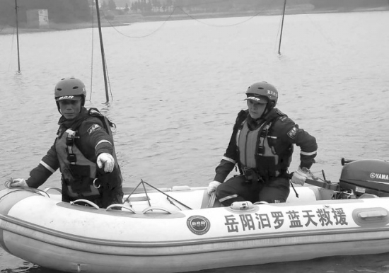 2月11日,汨罗新市镇星火水库,蓝天救援队队员正进行打捞。 图/受访者提供