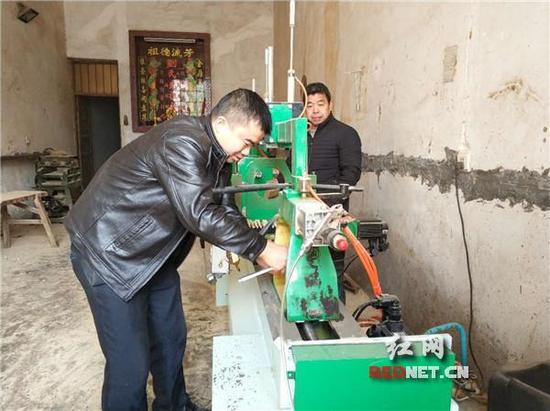 刘亮经营做木楼梯护手的小店。