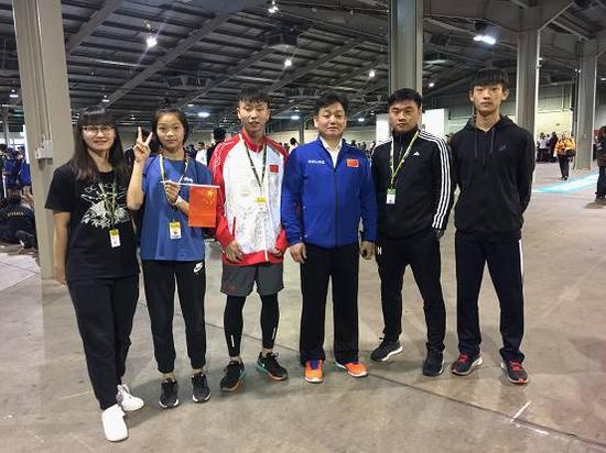 与代表团领队胡慎信(长沙市教育局机关党委书记)开幕式前合影