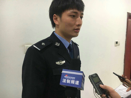 追逃民警接受媒体采访